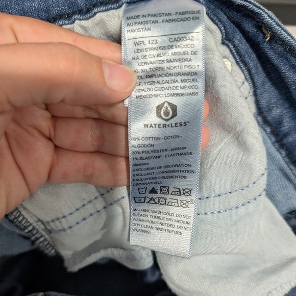 Signature by Levi Strauss Medium Wash Mid-Rise Denim Shorts in Size 22 (W36) - Picture 10 of 12